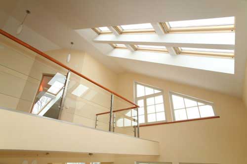 окна в потолке - световое пятно