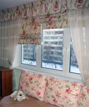 оформление окна квартиры римскими шторами