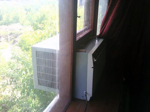 оконный кондиционер, врезанный в оконную раму